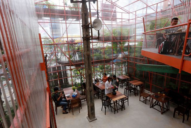 Độc lạ quán cà phê giàn giáo, khách tò mò ở TP HCM - Ảnh 8.