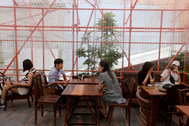 Độc lạ quán cà phê giàn giáo, khách tò mò ở TP HCM - Ảnh 9.