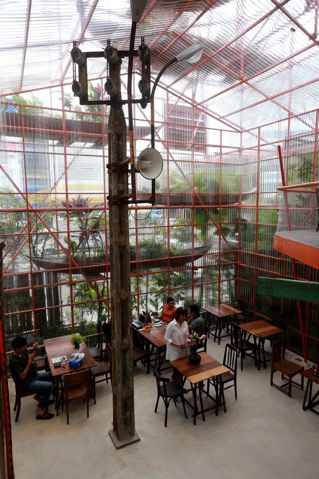 Độc lạ quán cà phê giàn giáo, khách tò mò ở TP HCM - Ảnh 13.