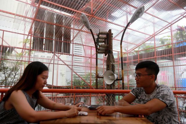 Độc lạ quán cà phê giàn giáo, khách tò mò ở TP HCM