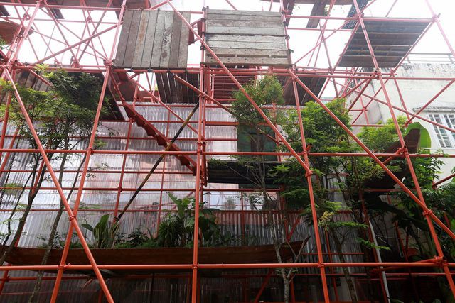 Độc lạ quán cà phê giàn giáo, khách tò mò ở TP HCM - Ảnh 2.