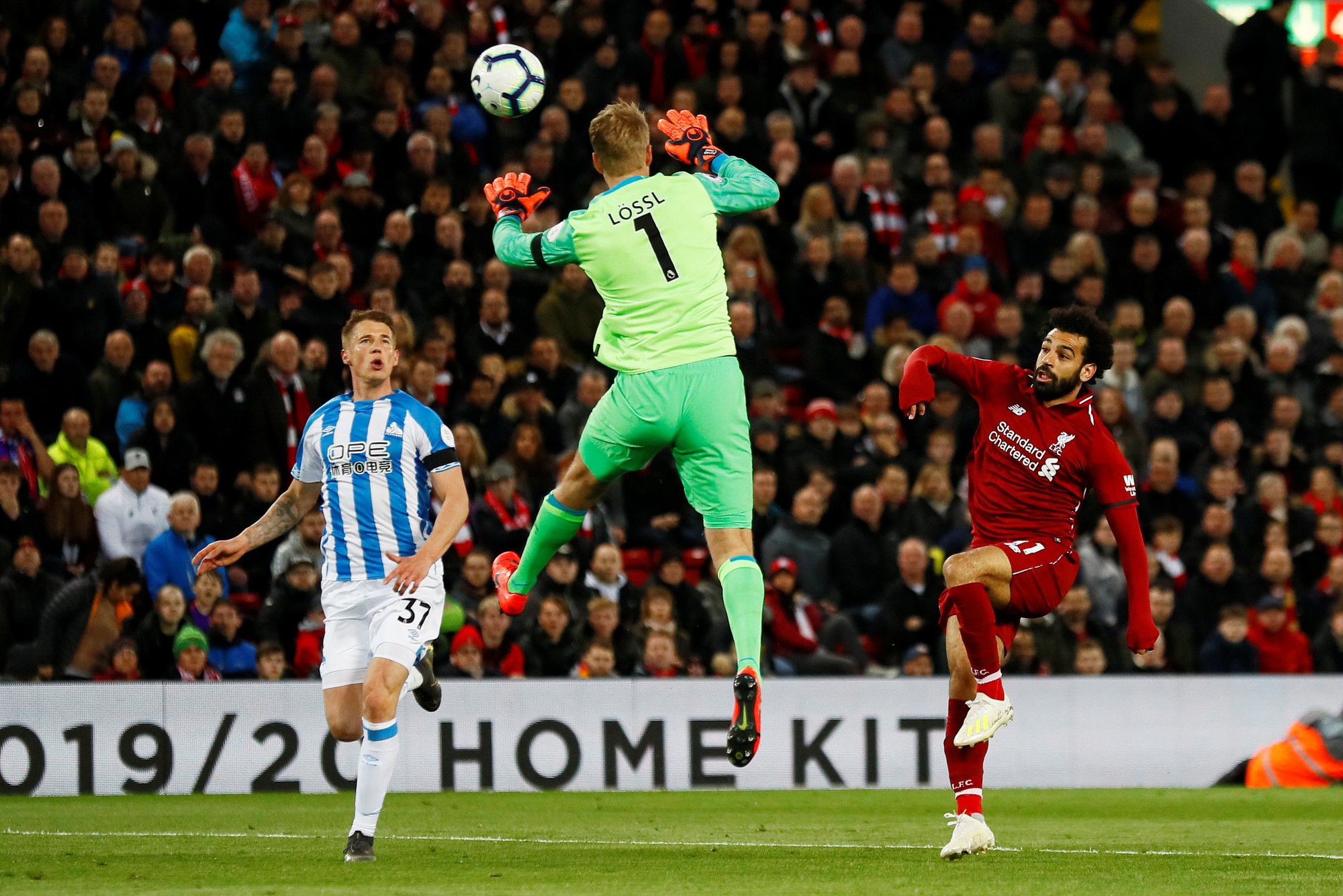 3 c&uacute; đ&uacute;p g&acirc;y sốc đưa Liverpool l&ecirc;n ng&ocirc;i đầu giải Ngoại hạng Anh - Ảnh 4.