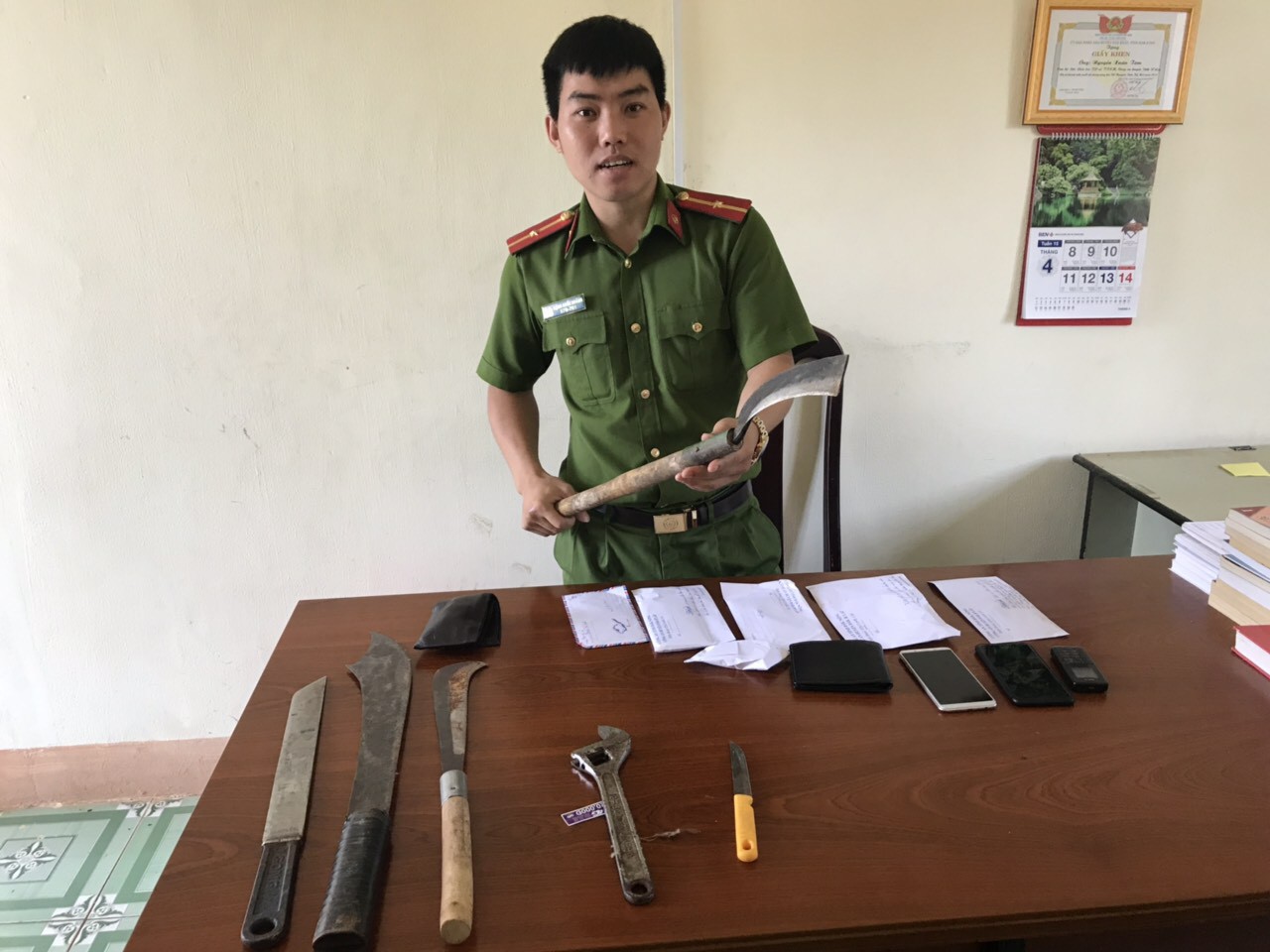Bắt quả tang nh&oacute;m c&ocirc;n đồ đ&ograve;i tiền bảo k&ecirc; thu mua sầu ri&ecirc;ng - Ảnh 2.