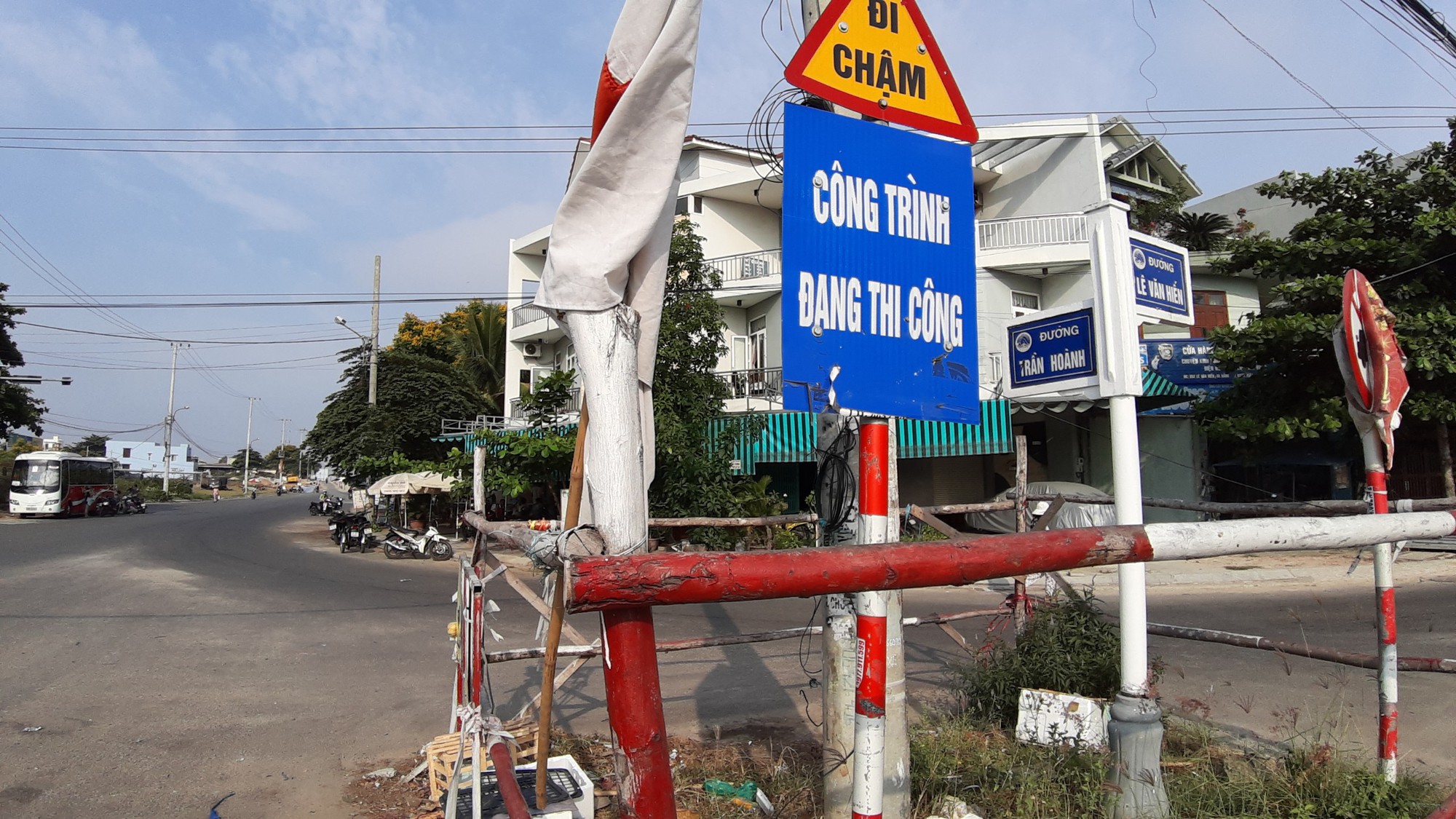 Cận cảnh 1 km đường, thi công hơn 4 năm vẫn chưa xong - Ảnh 13.