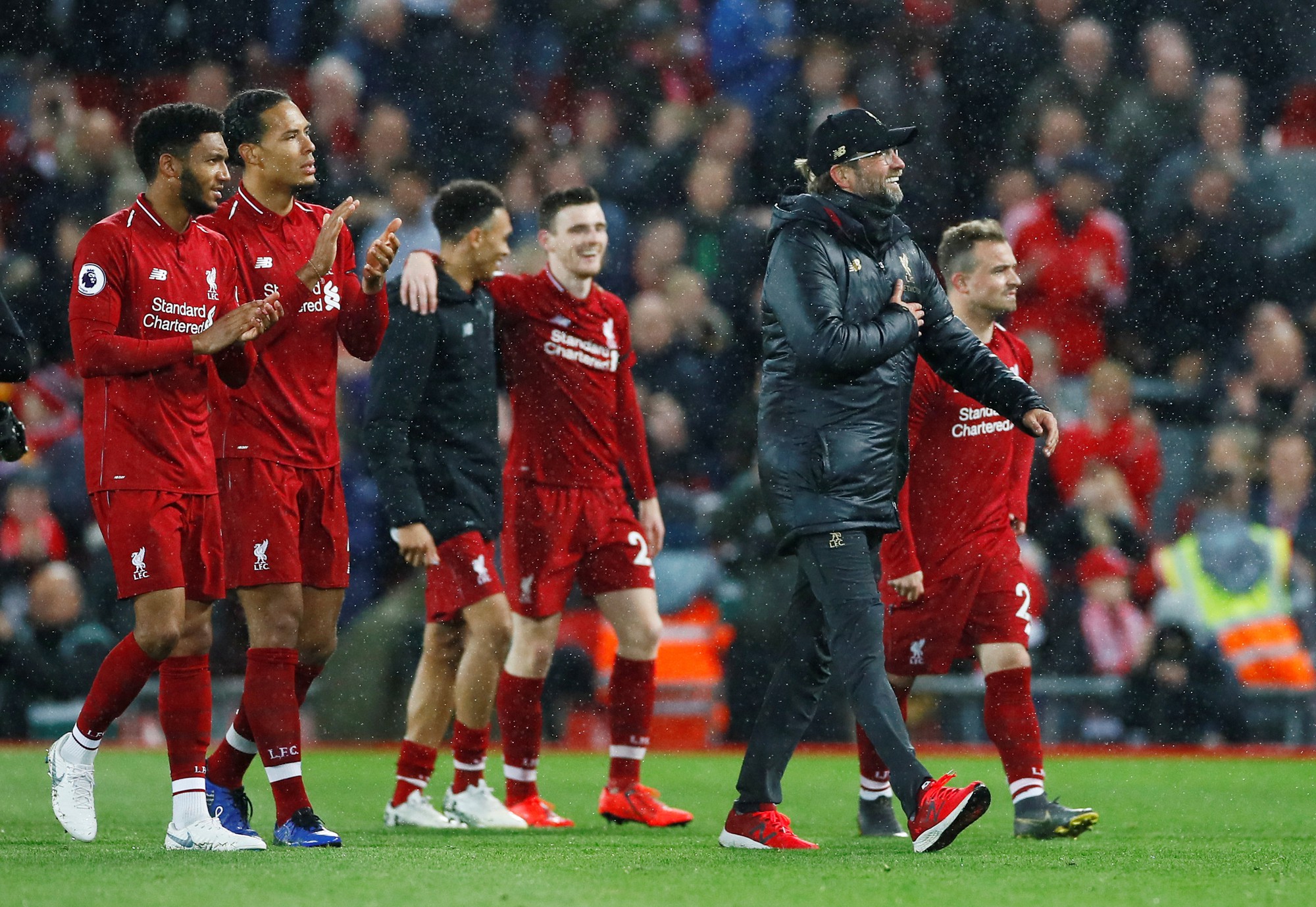 3 c&uacute; đ&uacute;p g&acirc;y sốc đưa Liverpool l&ecirc;n ng&ocirc;i đầu giải Ngoại hạng Anh - Ảnh 7.