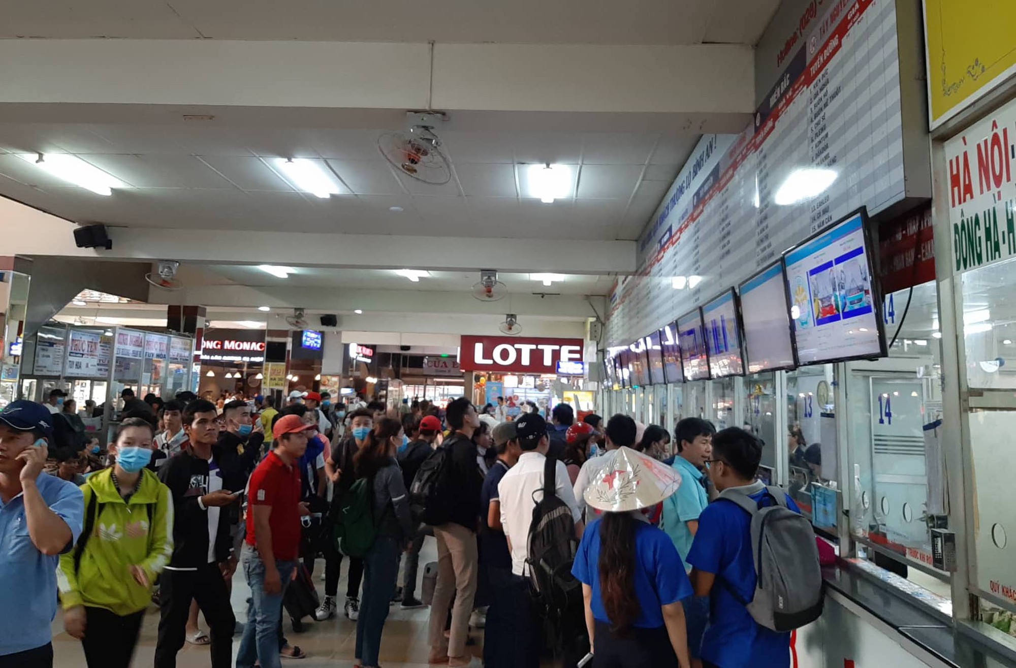 Đổ xô đi nghỉ lễ, nhiều tuyến đường TP HCM ùn ứ kéo dài - Ảnh 3.