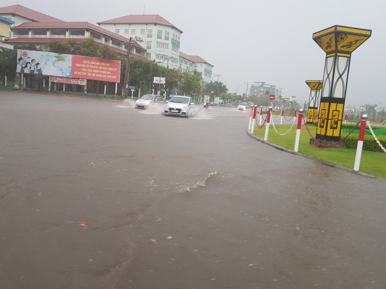 Trời nắng gắt mấy th&aacute;ng qua bỗng đổ mưa v&agrave;ng, giải nhiệt cho người d&acirc;n T&acirc;y Đ&ocirc; - Ảnh 2.