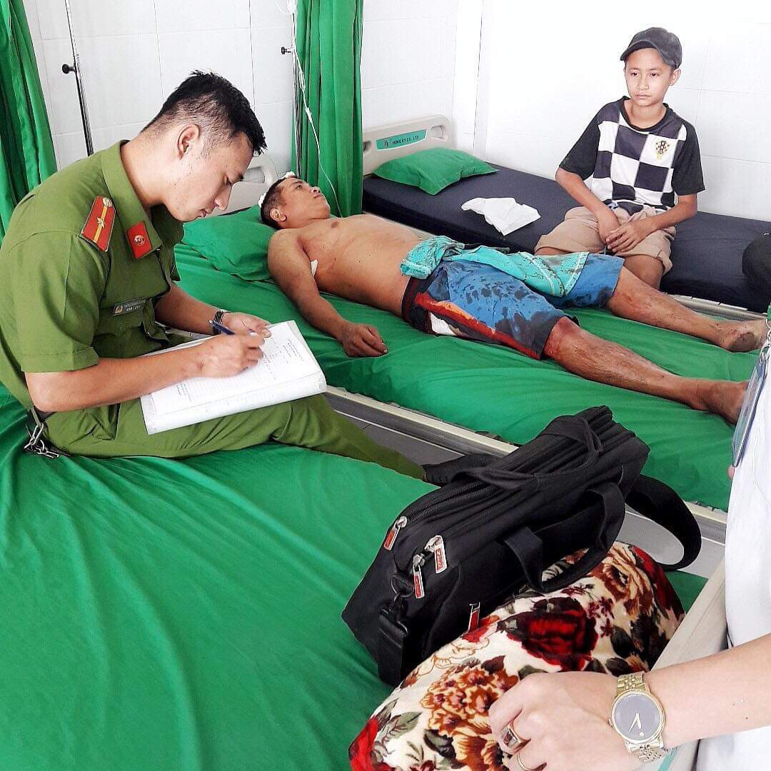 Bẻ k&iacute;nh &ocirc; t&ocirc; rồi đ&acirc;m gục 2 người d&acirc;n để tẩu tho&aacute;t - Ảnh 3.
