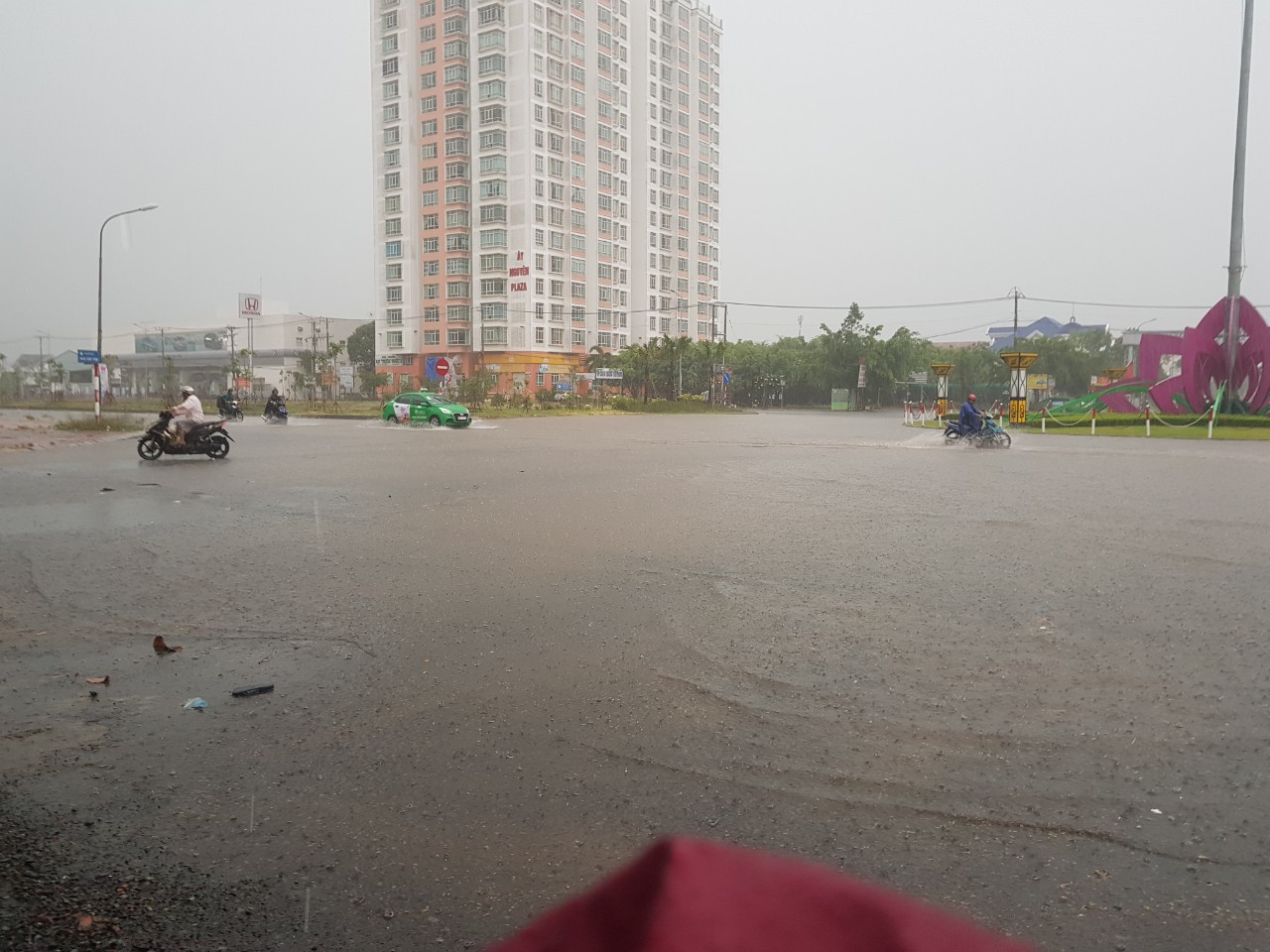 Trời nắng gắt mấy th&aacute;ng qua bỗng đổ mưa v&agrave;ng, giải nhiệt cho người d&acirc;n T&acirc;y Đ&ocirc; - Ảnh 3.