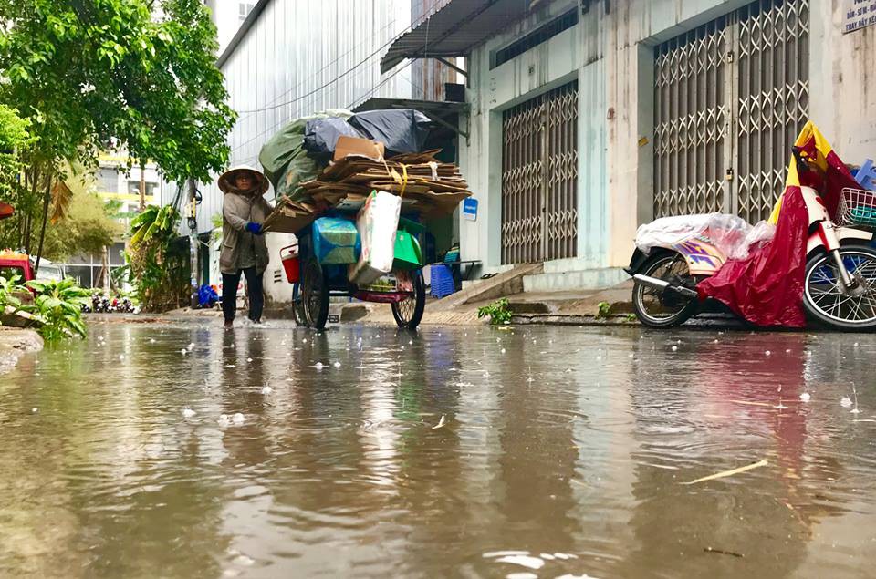 Mưa d&ocirc;ng đổ xuống TP HCM khoảng 30 ph&uacute;t, ngập cục bộ đ&atilde; xuất hiện - Ảnh 5.