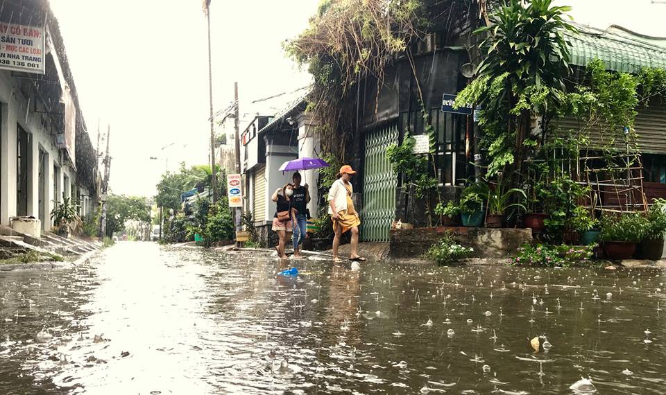Mưa d&ocirc;ng đổ xuống TP HCM khoảng 30 ph&uacute;t, ngập cục bộ đ&atilde; xuất hiện - Ảnh 6.