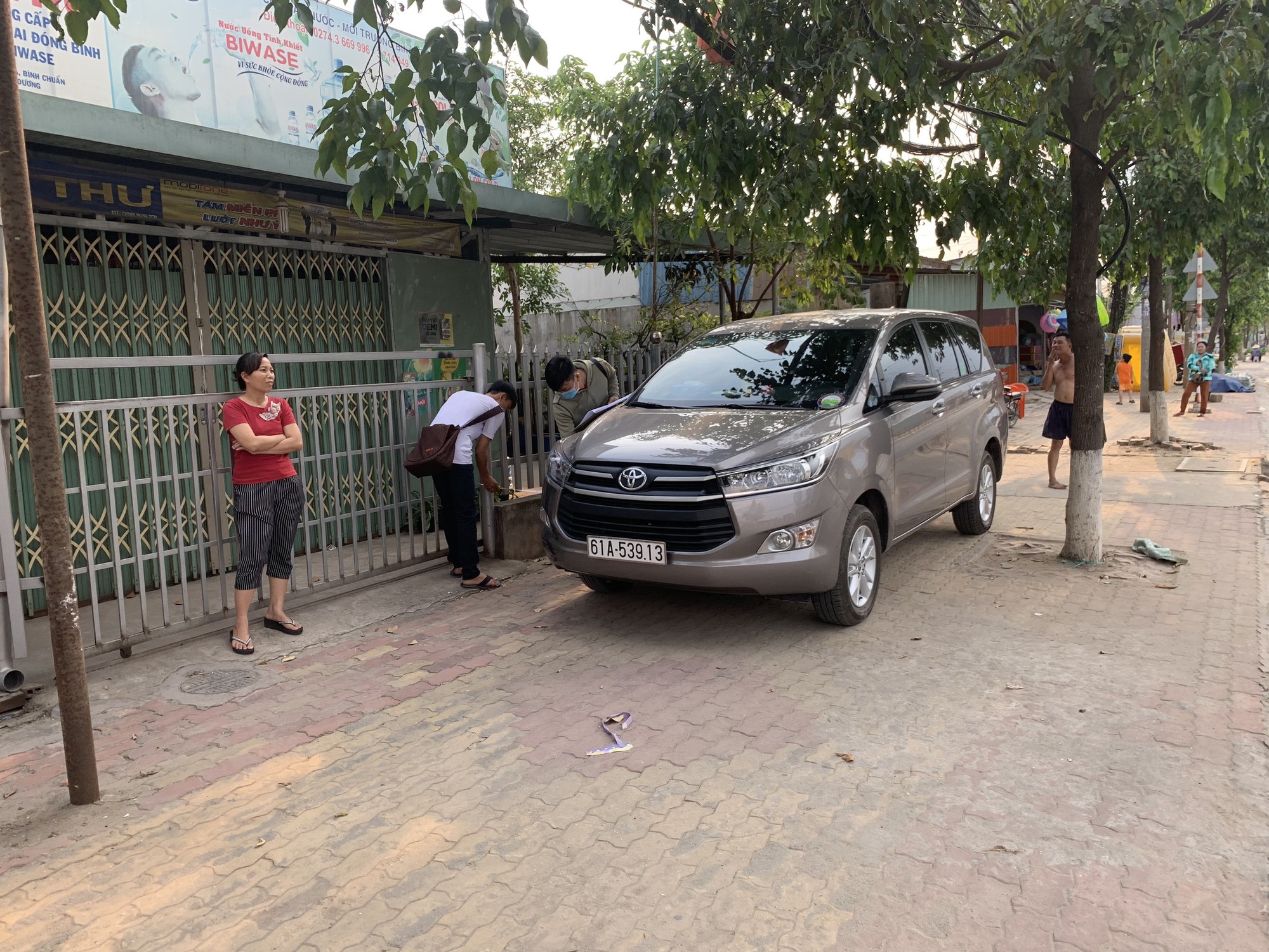 Bẻ k&iacute;nh &ocirc; t&ocirc; rồi đ&acirc;m gục 2 người d&acirc;n để tẩu tho&aacute;t - Ảnh 1.