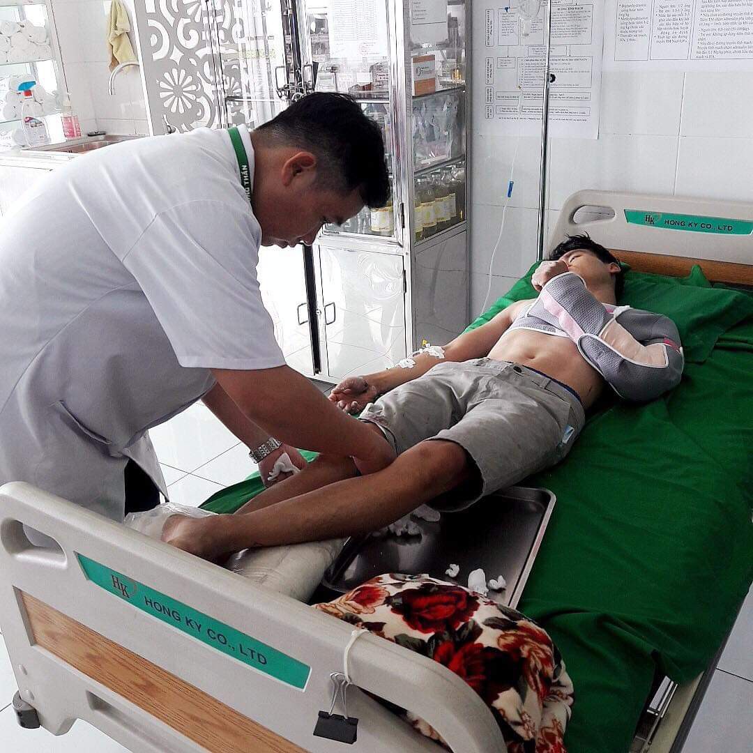 Bẻ k&iacute;nh &ocirc; t&ocirc; rồi đ&acirc;m gục 2 người d&acirc;n để tẩu tho&aacute;t - Ảnh 4.