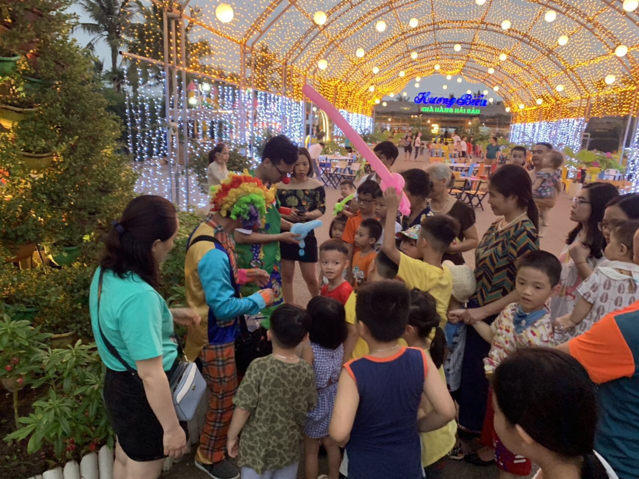 Kh&oacute; đặt ph&ograve;ng kh&aacute;ch sạn 5 sao dịp lễ 30-4 - Ảnh 1.