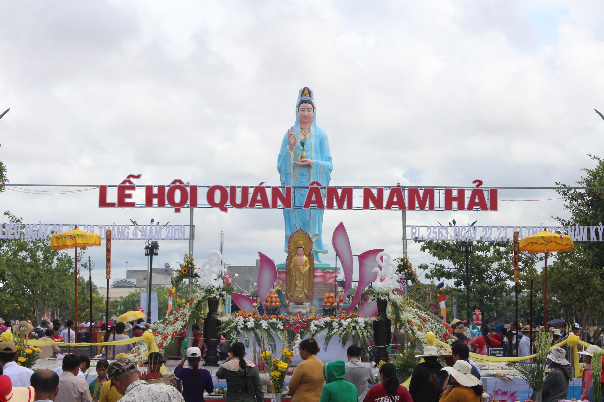 Nghỉ lễ 30-4 và 1-5, du khách ùn ùn đổ về lễ hội Quan âm Nam Hải
