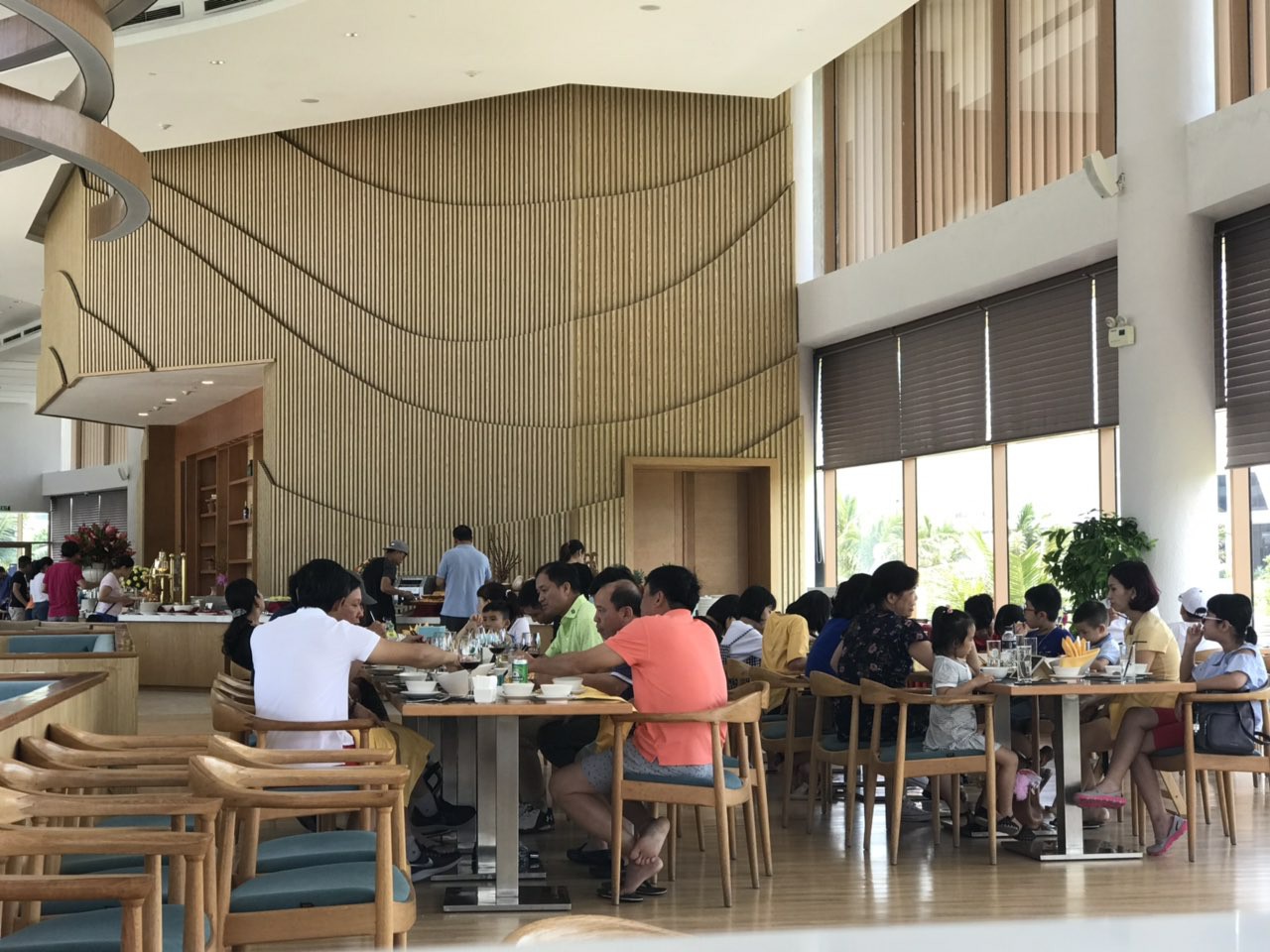 Kh&oacute; đặt ph&ograve;ng kh&aacute;ch sạn 5 sao dịp lễ 30-4 - Ảnh 4.
