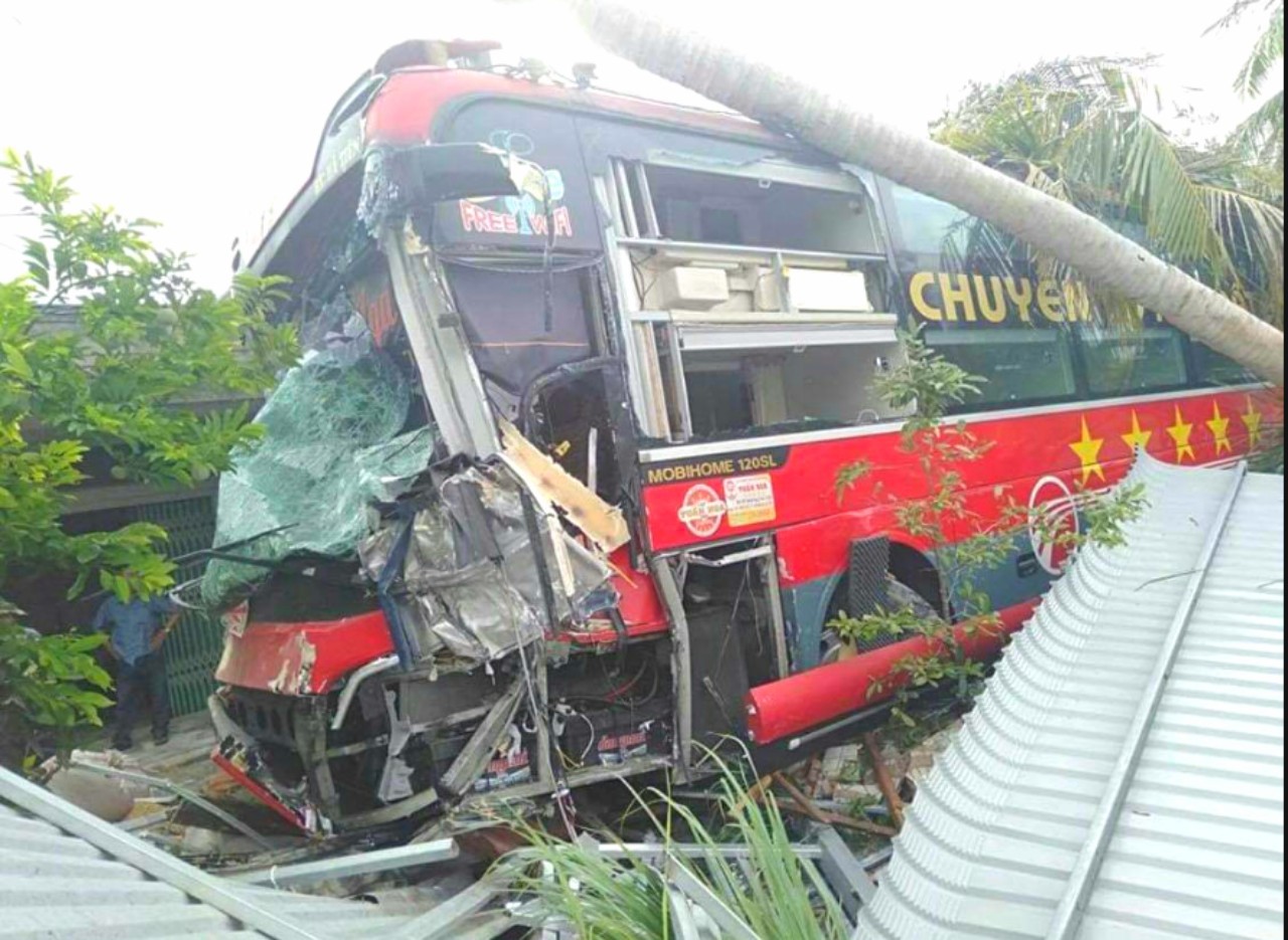 Khiếp vía với "chuyên cơ mặt đất" lao vào nhà dân