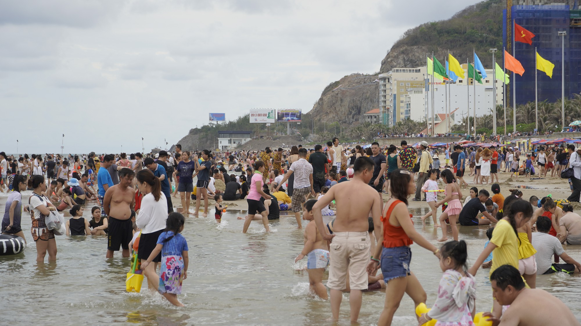 Chen nhau xuống biển Vũng T&agrave;u - Ảnh 4.