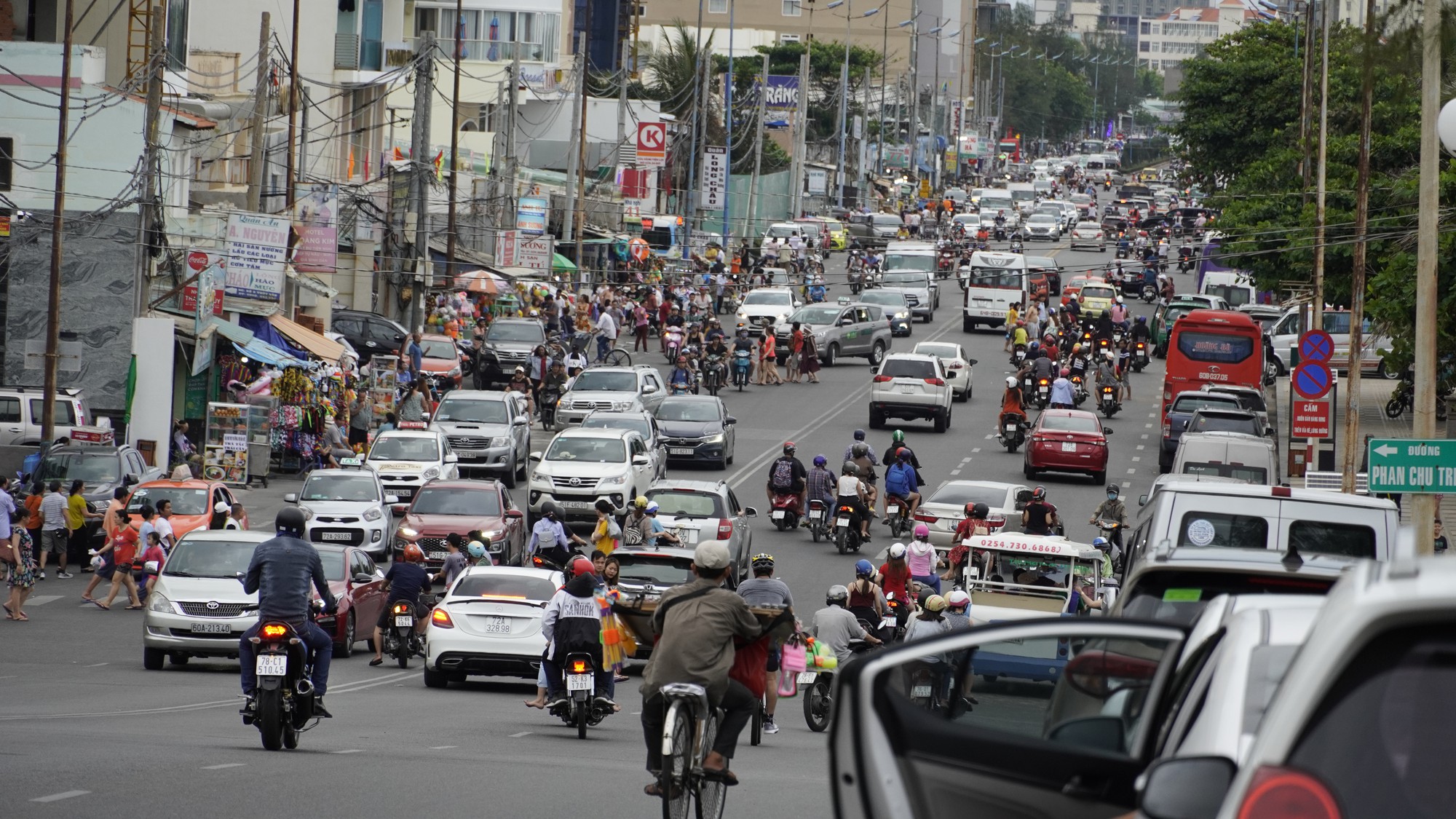 Chen nhau xuống biển Vũng T&agrave;u - Ảnh 3.