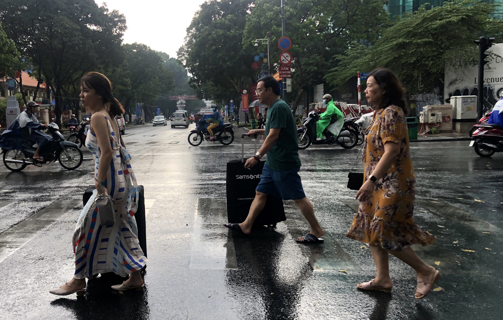 Khóc - cười sau cơn mưa vàng đổ xuống TP HCM - Ảnh 1.