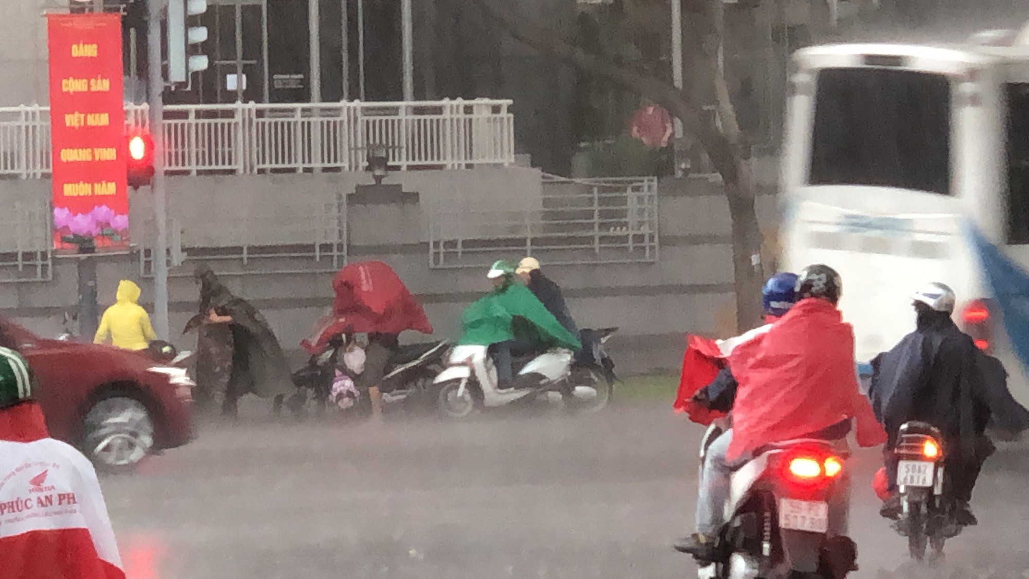 Mưa dông đổ xuống TP HCM khoảng 30 phút, ngập cục bộ đã xuất hiện