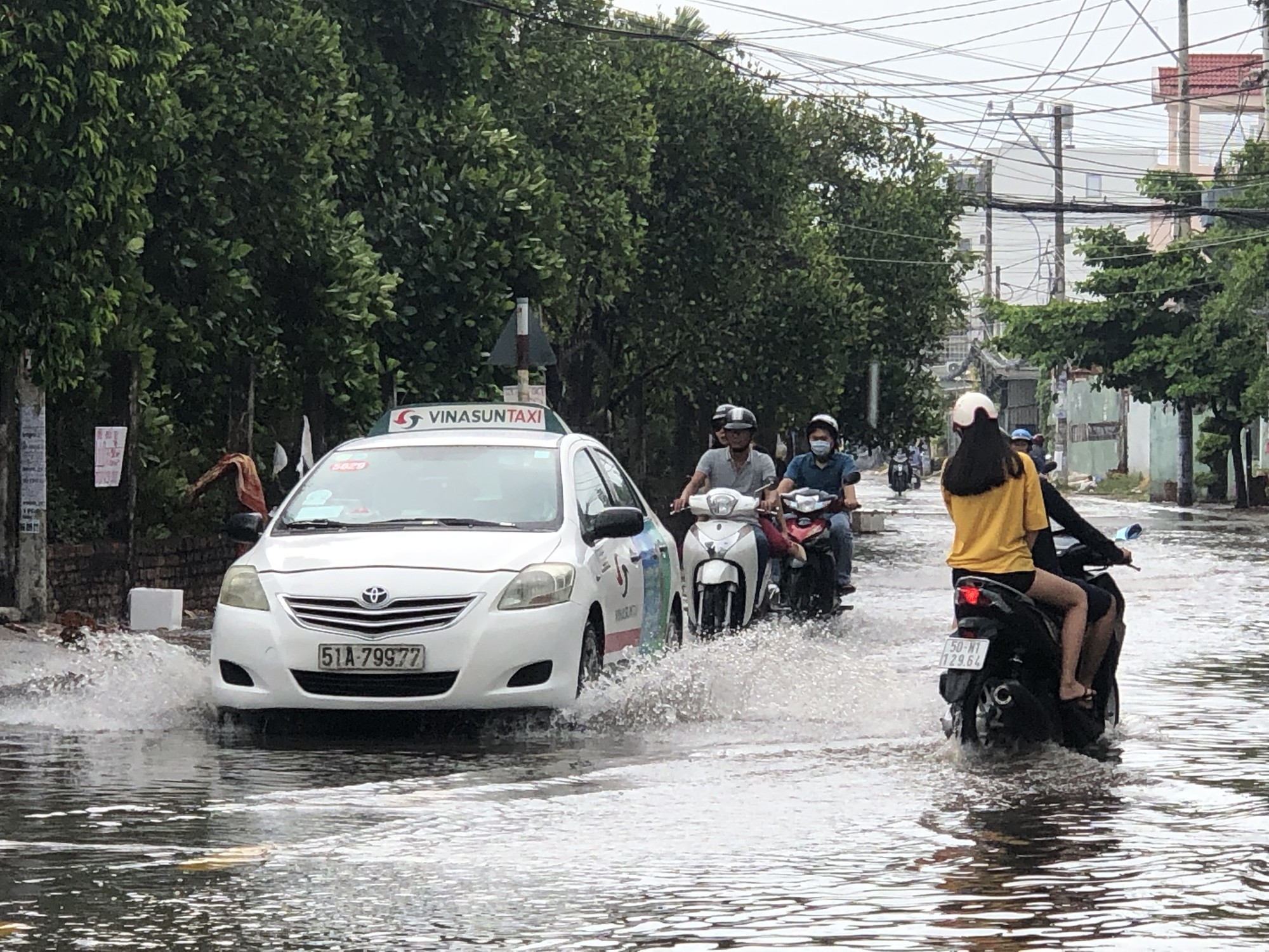 Khóc - cười sau cơn "mưa vàng" đổ xuống TP HCM