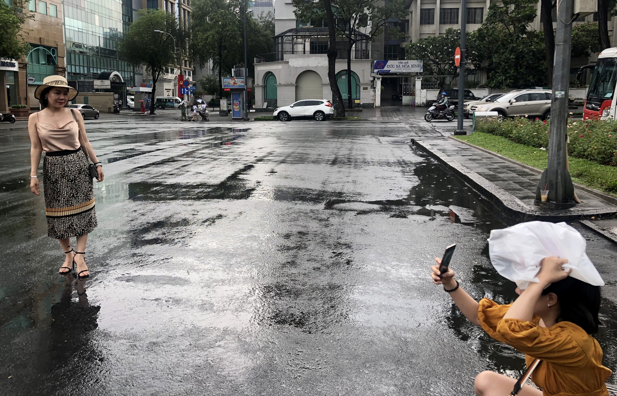 Khóc - cười sau cơn mưa vàng đổ xuống TP HCM - Ảnh 3.
