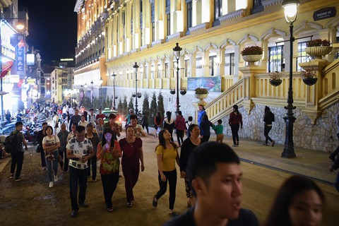 Sa Pa đ&ocirc;ng nghẹt kh&aacute;ch du lịch l&uacute;c nửa đ&ecirc;m - Ảnh 2.
