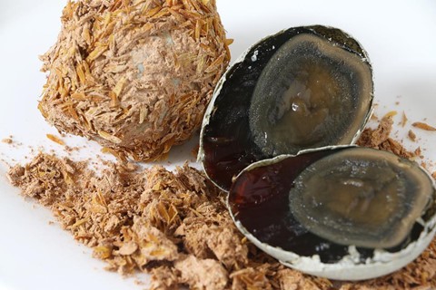 Trứng thế kỷ - m&oacute;n đặc sản l&acirc;u đời v&agrave; k&igrave; dị - Ảnh 2.