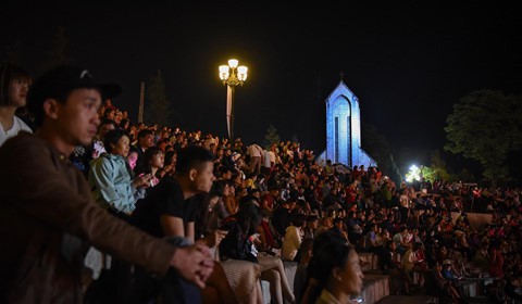 Sa Pa đông nghẹt khách du lịch lúc nửa đêm