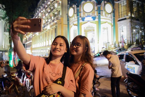 Sa Pa đ&ocirc;ng nghẹt kh&aacute;ch du lịch l&uacute;c nửa đ&ecirc;m - Ảnh 4.
