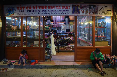 Sa Pa đ&ocirc;ng nghẹt kh&aacute;ch du lịch l&uacute;c nửa đ&ecirc;m - Ảnh 6.
