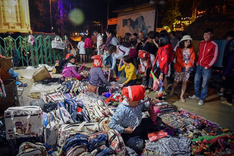 Sa Pa đ&ocirc;ng nghẹt kh&aacute;ch du lịch l&uacute;c nửa đ&ecirc;m - Ảnh 7.
