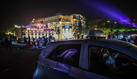 Sa Pa đ&ocirc;ng nghẹt kh&aacute;ch du lịch l&uacute;c nửa đ&ecirc;m - Ảnh 9.