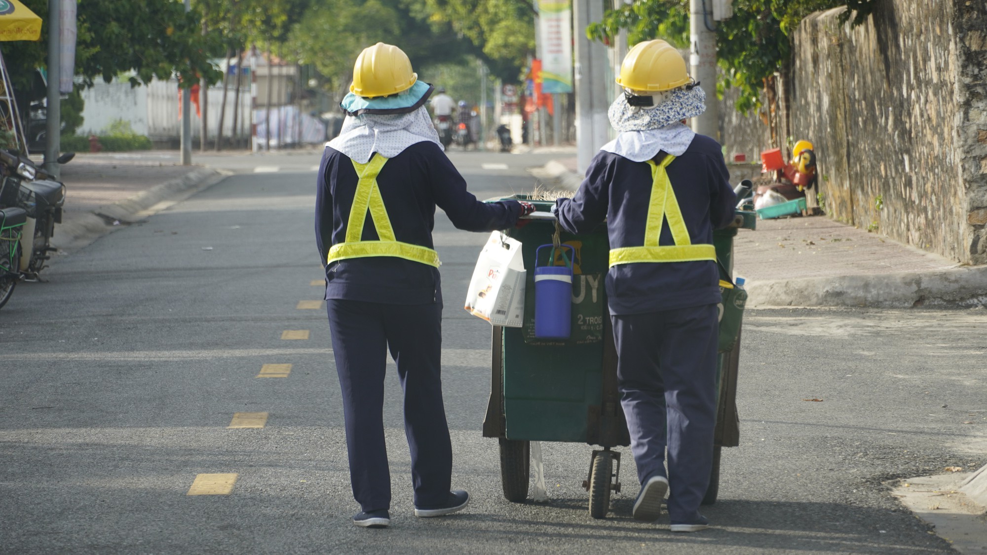 Du khách nườm nượp đến Côn Đảo - Ảnh 2.