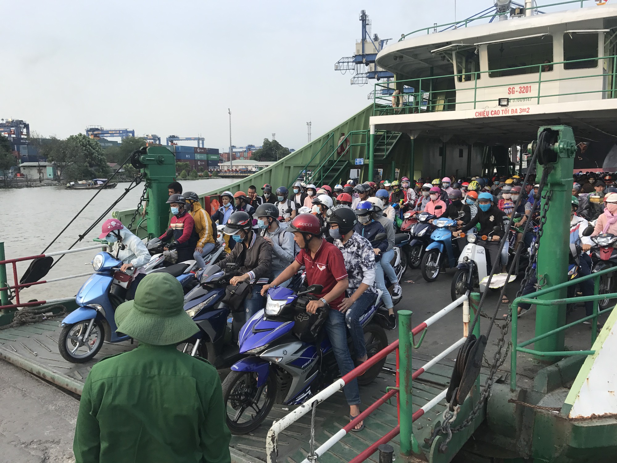 Xe dồn về Vũng T&agrave;u qu&aacute; đ&ocirc;ng, vạn người bơ phờ vượt ph&agrave;, cao tốc - Ảnh 2.