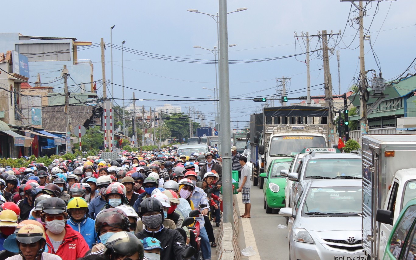 Xe dồn về Vũng T&agrave;u qu&aacute; đ&ocirc;ng, vạn người bơ phờ vượt ph&agrave;, cao tốc - Ảnh 1.