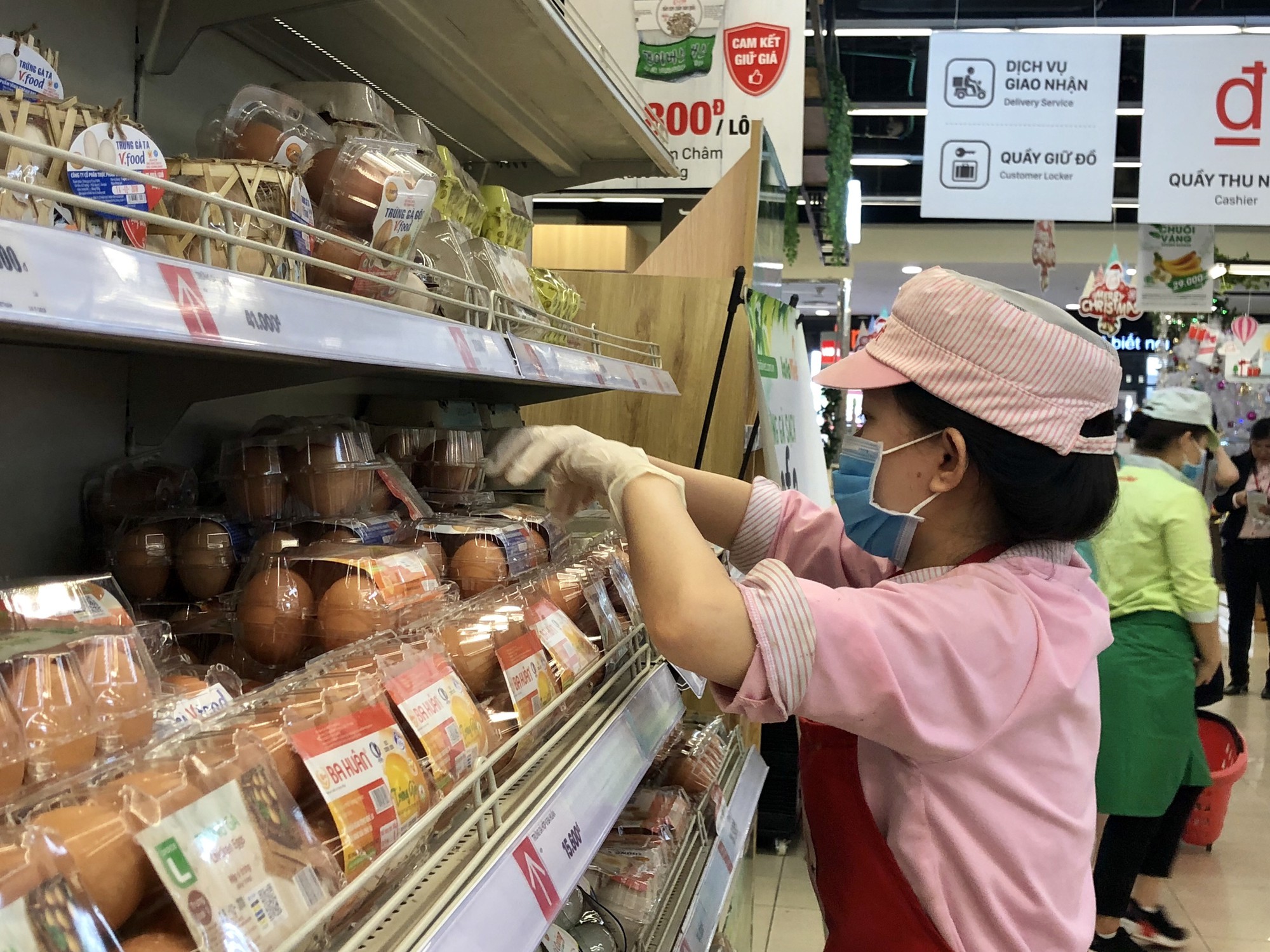 Người d&acirc;n TP HCM &ugrave;n &ugrave;n v&agrave;o si&ecirc;u thị, trung t&acirc;m thương mại trốn n&oacute;ng - Ảnh 1.