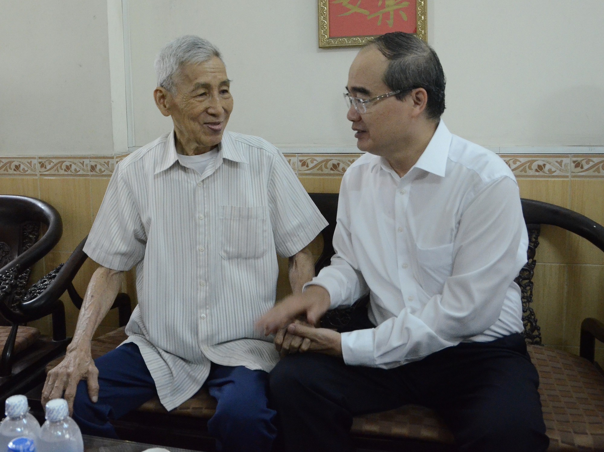 B&iacute; thư Th&agrave;nh ủy TP HCM Nguyễn Thiện Nh&acirc;n &acirc;n cần thăm hỏi gia đ&igrave;nh ch&iacute;nh s&aacute;ch - Ảnh 1.