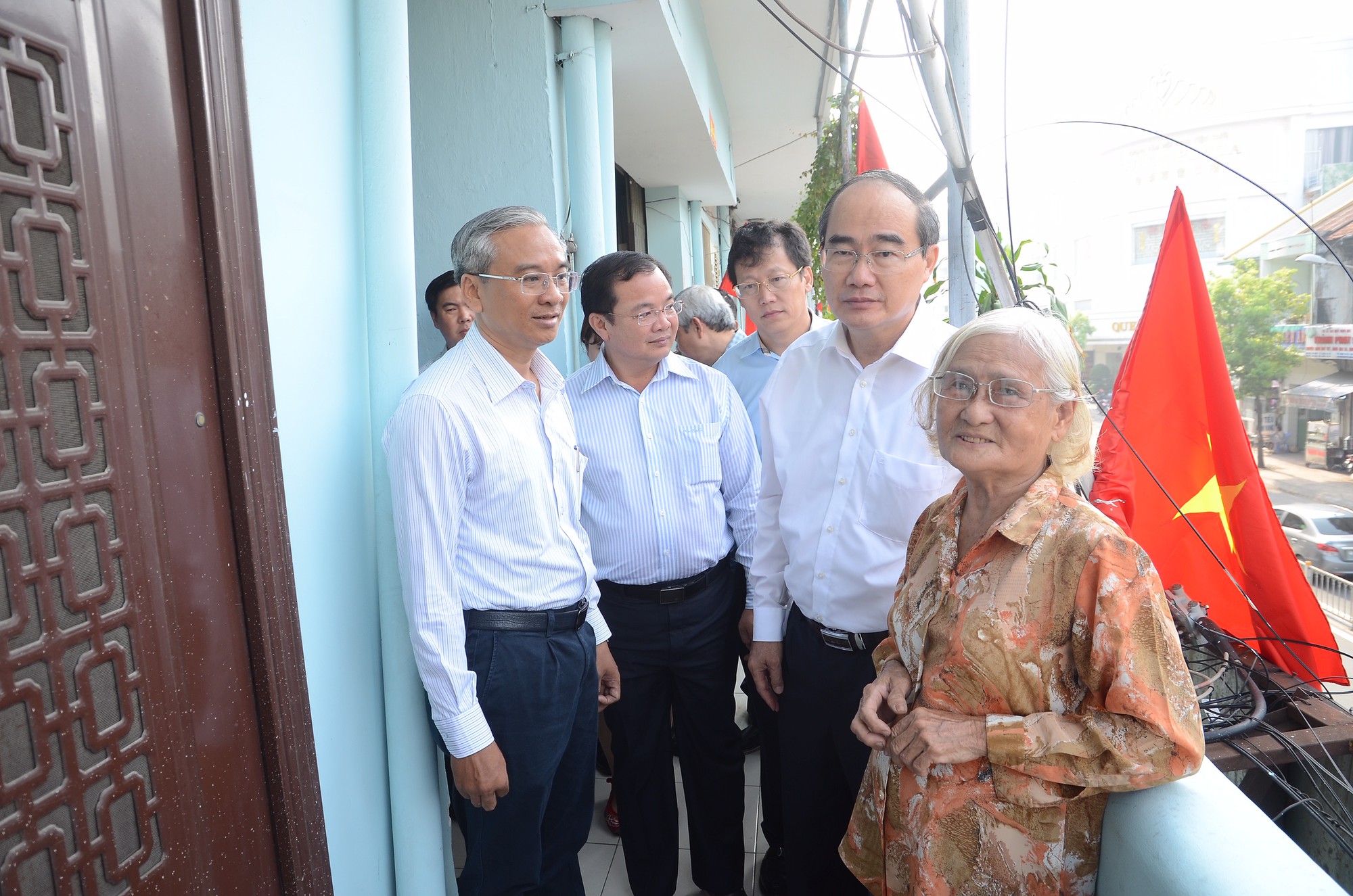 B&iacute; thư Th&agrave;nh ủy TP HCM Nguyễn Thiện Nh&acirc;n &acirc;n cần thăm hỏi gia đ&igrave;nh ch&iacute;nh s&aacute;ch - Ảnh 2.