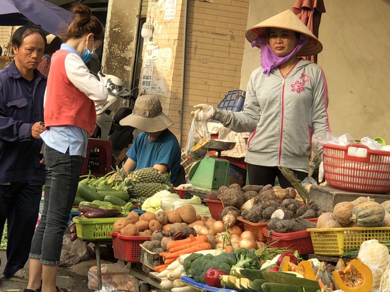 Thực phẩm tăng khiến đời sống công nhân thêm chật vật
