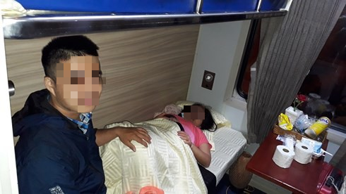Một bé gái vừa chào đời trên đoàn tàu SE4 - Ảnh 1.
