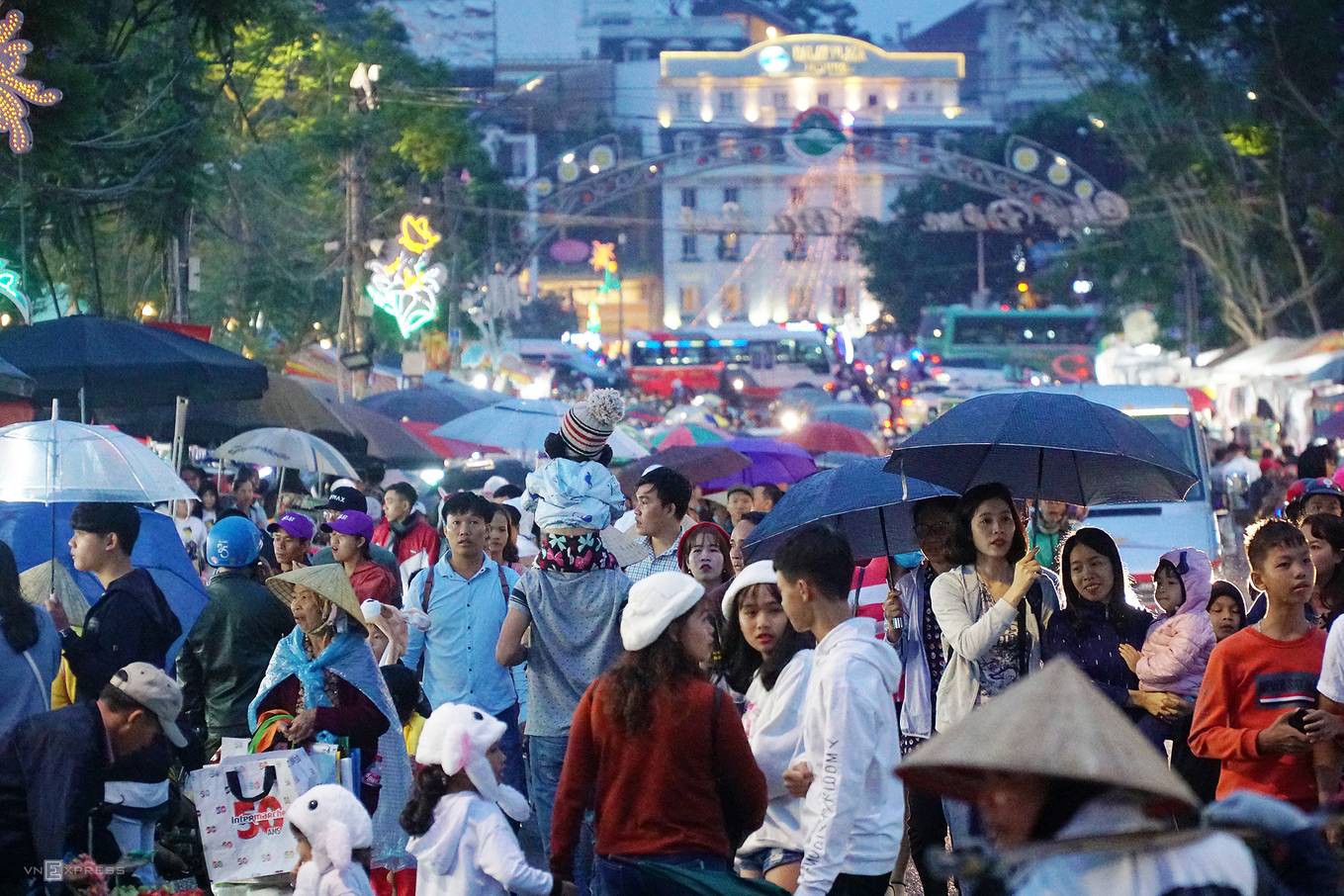 Biển người chen chân ở chợ đêm Đà Lạt dịp lễ 30-4 - Ảnh 2.