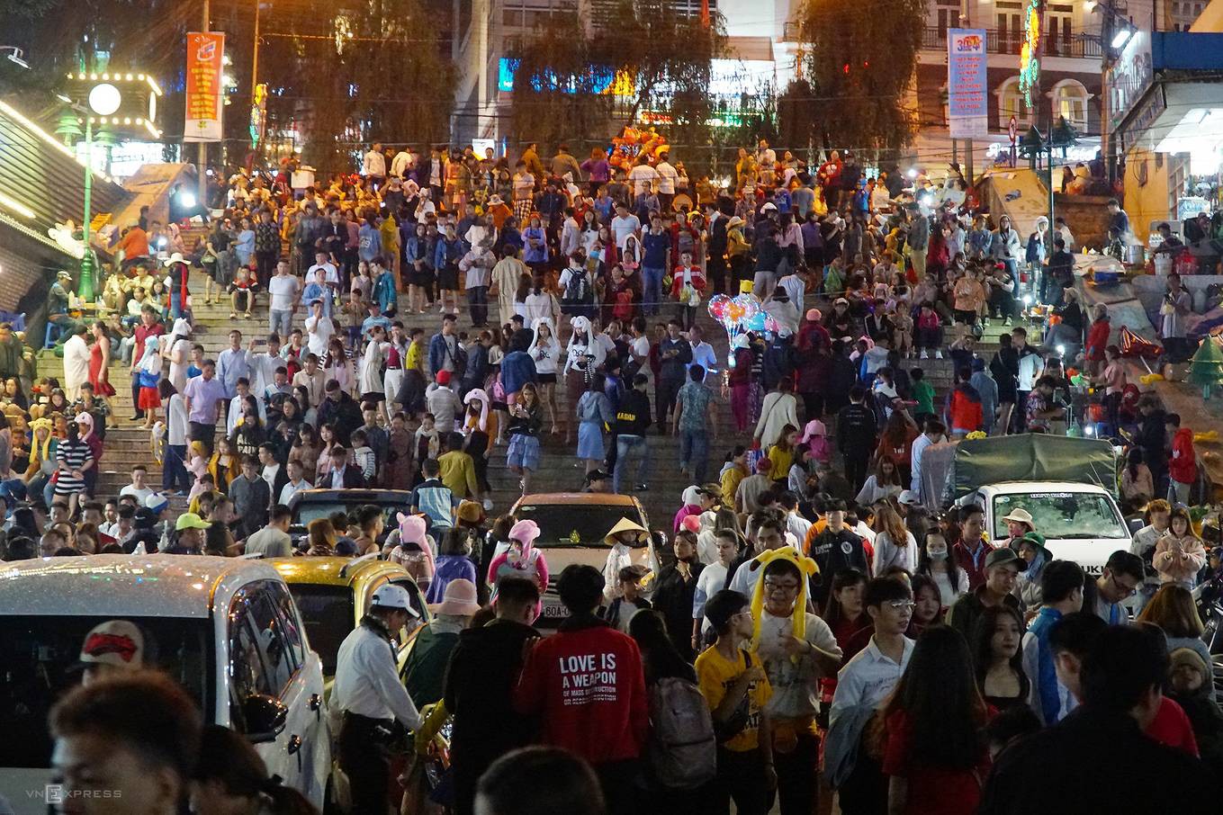 Biển người chen chân ở chợ đêm Đà Lạt dịp lễ 30-4 - Ảnh 7.