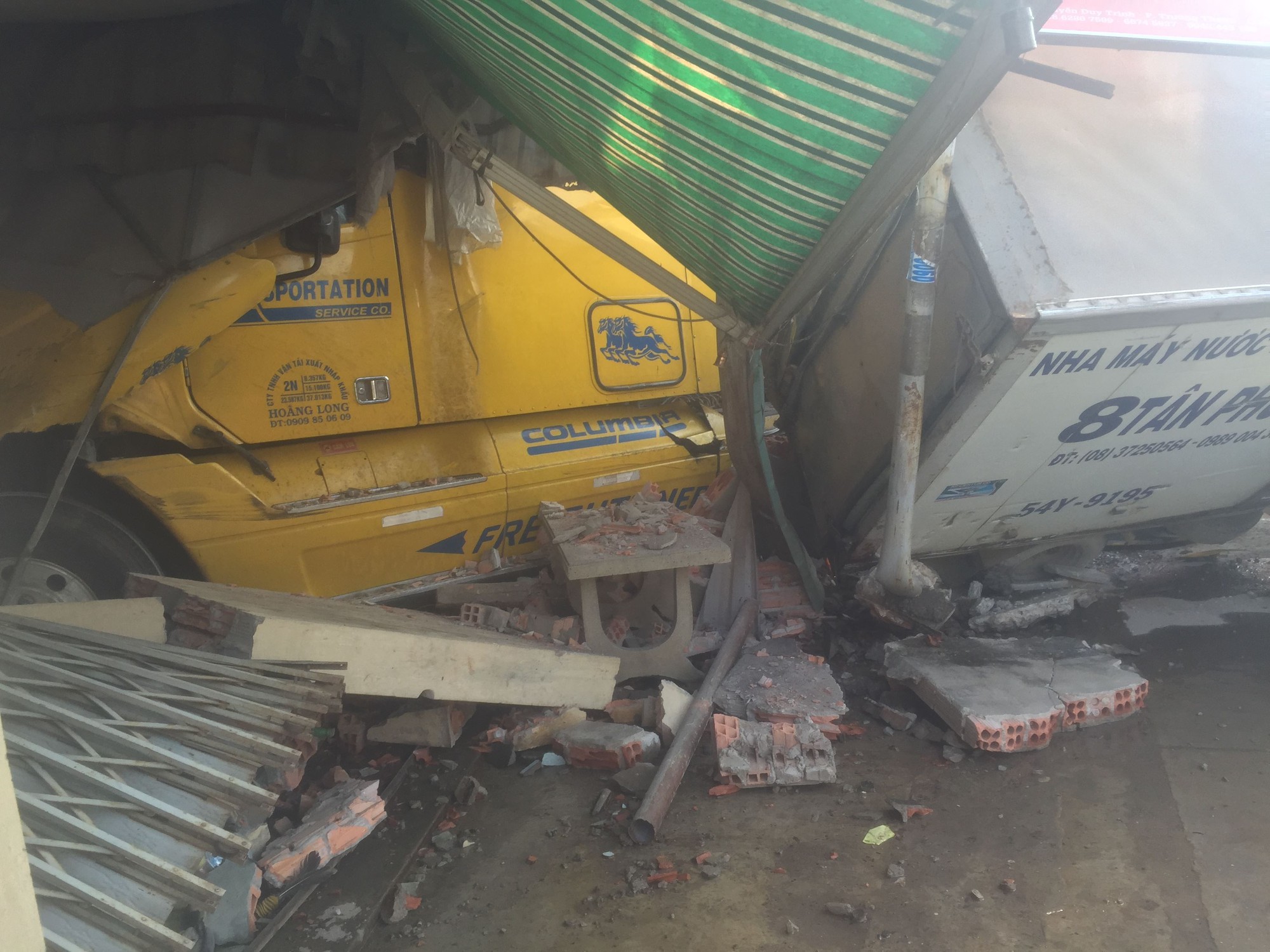 T&ocirc;ng xe tải, ủi sập 2 căn nh&agrave;, t&agrave;i xế xe container vẫn no giấc trong cabin - Ảnh 3.