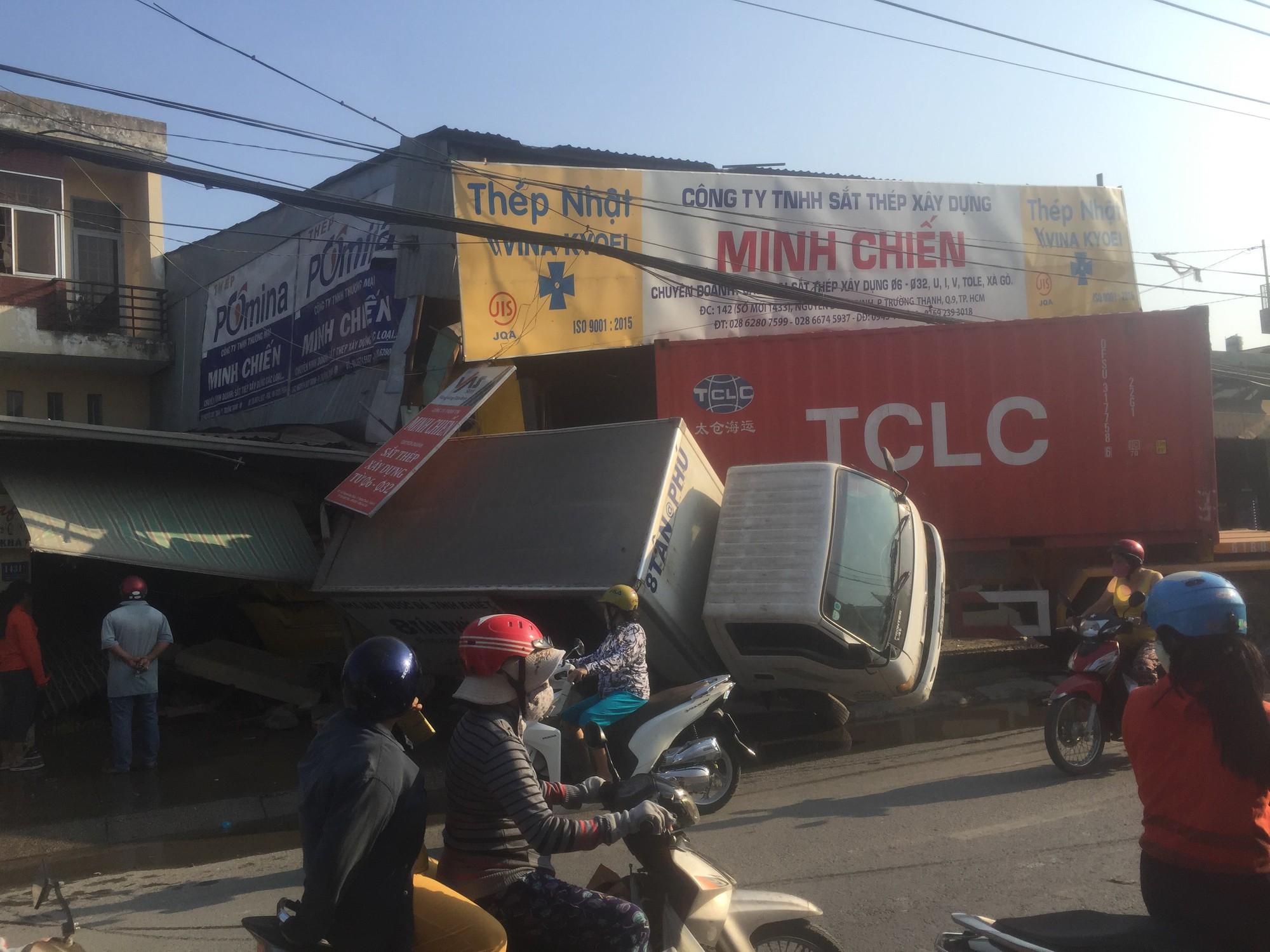 T&ocirc;ng xe tải, ủi sập 2 căn nh&agrave;, t&agrave;i xế xe container vẫn no giấc trong cabin - Ảnh 1.
