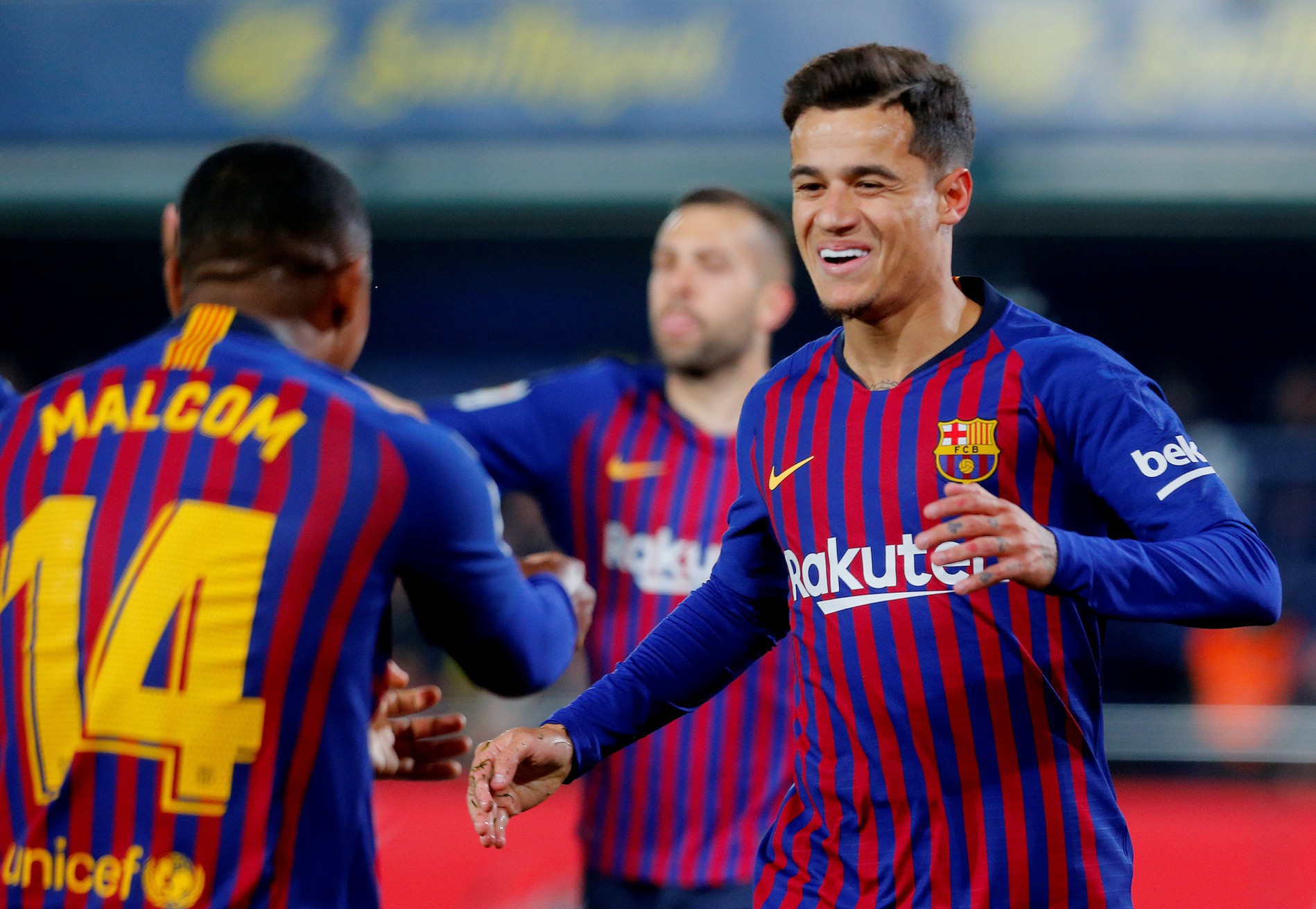 Rượt đuổi tỉ số nghẹt thở, Barcelona suýt trắng tay trước "Tàu ngầm vàng"