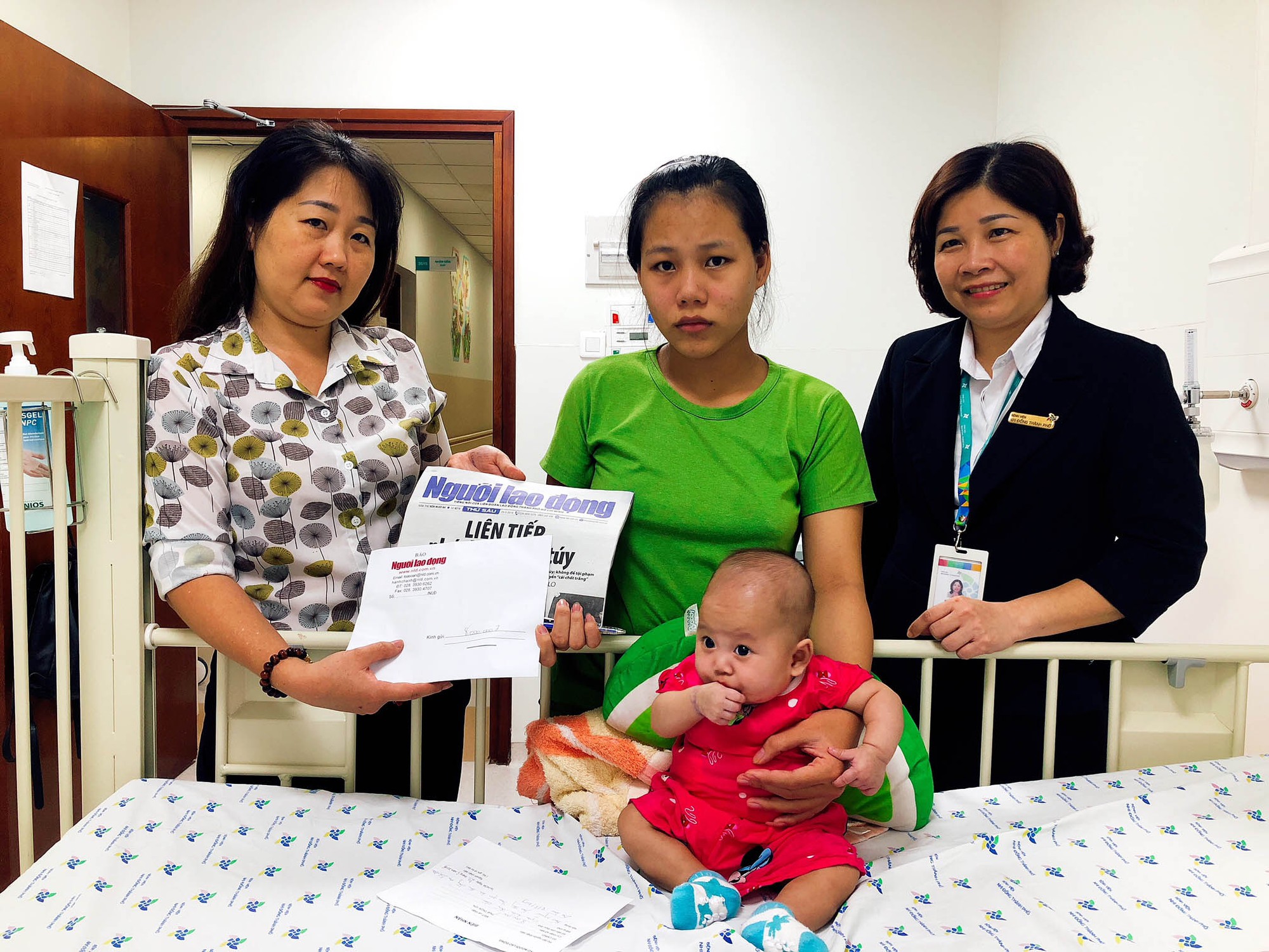 Trao tiền bạn đọc hỗ trợ bé Linh Đan