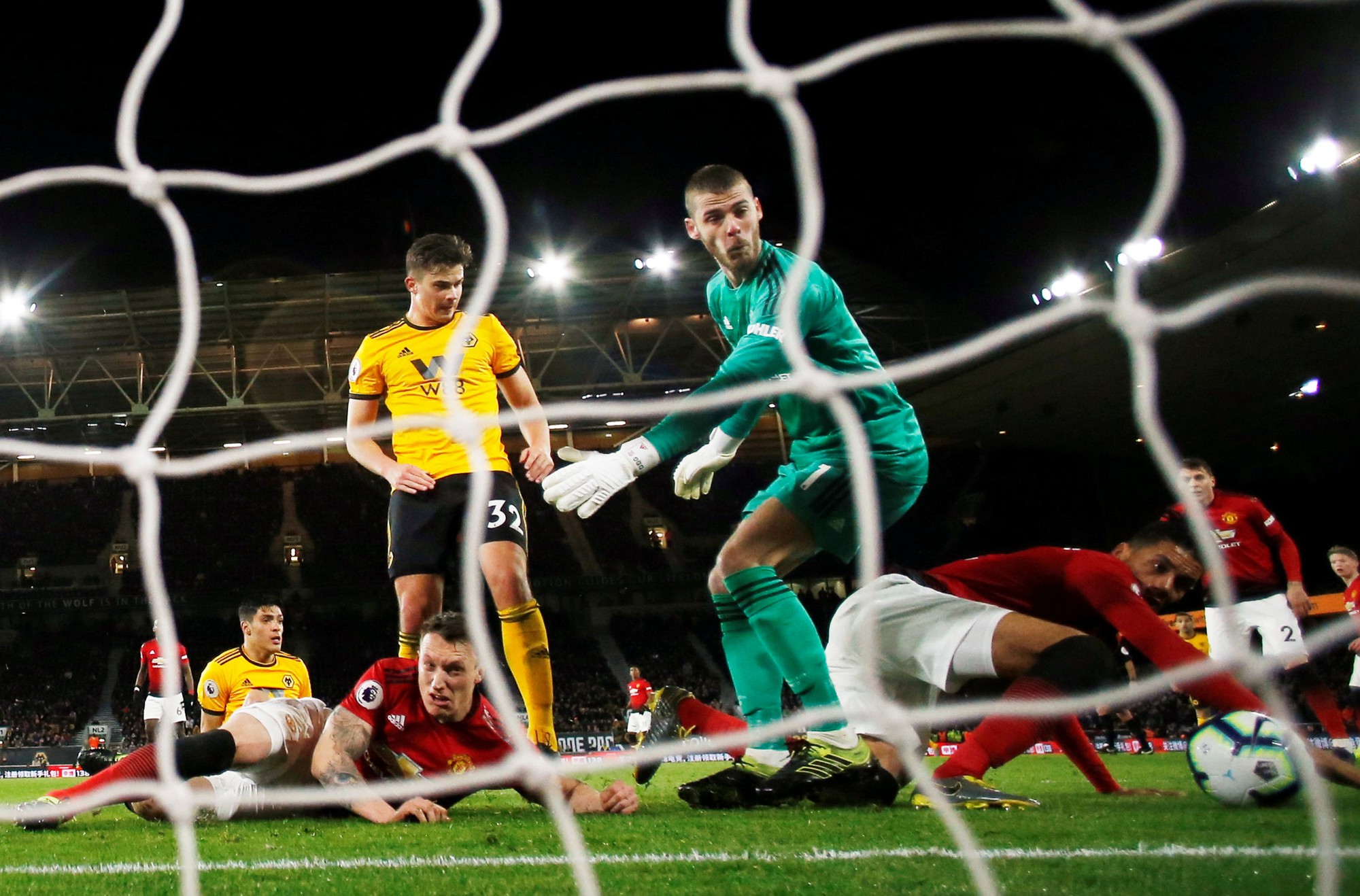 "Vua thẻ" ra oai, Man United gục ngã trước Wolverhampton