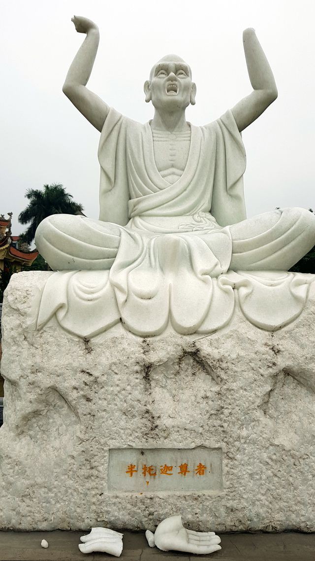 16 pho tượng La Hán trong ngôi chùa cổ bất ngờ bị đập phá trong đêm - Ảnh 1.